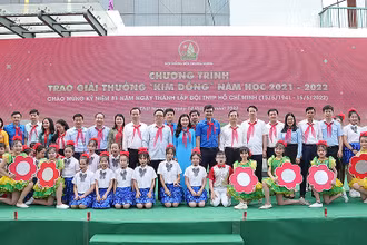 Các đồng chí lãnh đạo, nguyên lãnh đạo Hội đồng Đội Trung ương các thời kỳ chụp ảnh lưu niệm với thiếu niên, nhi đồng tại Ngày hội “Thiếu nhi Việt Nam - Học tập tốt, rèn luyện chăm”.