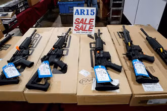 Súng AR-15 được bày bán tại triển lãm súng Guntoberfest ở bang Pennsylvania, Mỹ, tháng 10/2017. (Ảnh: Reuters)
