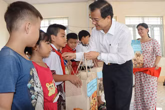 Đồng chí Lê Hồng Quang tặng quà cho trẻ em có hoàn cảnh đặc biệt.
