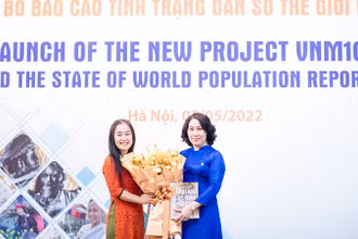 Đại diện Tổng cục Thống kê và UNFPA tại lễ khởi động dự án (Ảnh: UNFPA)