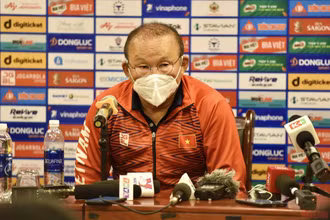 HLV Park Hang-seo trả lời phỏng vấn sau trận thắng 1-0 U23 Myanmar. (Ảnh: TRẦN HẢI)