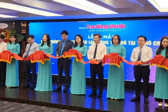 Các đại biểu cắt băng ra mắt Văn phòng đại diện báo Lao động Thủ đô tại thành phố Hồ Chí Minh.
