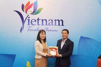 Phó Tổng cục trưởng Nguyễn Lê Phúc tặng quà kỷ niệm cho bà Teresa Tan. (Ảnh: TITC) 
