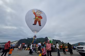 Hàng nghìn người dân địa phương và du khách háo hức khi lần đầu chứng kiện sự kiện lớn chào mừng SEA Games 31.