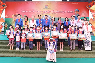 Phó Chủ tịch Thường trực Hội đồng Đội Trung ương Lê Hải Long (thứ 5 từ trái sang, hàng sau) cùng đại diện các bộ, ngành, đơn vị liên quan trao máy tính bảng, học bổng hỗ trợ học sinh có hoàn cảnh khó khăn tại Ngày hội.