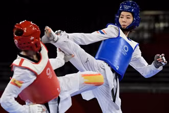 Ngôi sao taekwondo Panipak Wongpattanakit của Thái Lan (phải) thi đấu tại Olympic Tokyo 2020. (Ảnh: Bangkok Post/AFP)