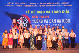 Trao Huy chương Vàng cho các diễn viên xuất sắc nhất. (Ảnh: Cục Nghệ thuật biểu diễn)