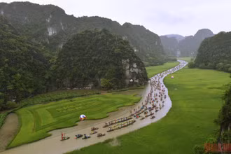 Tam Cốc- Bích Động trong ngày đầu khai hội.