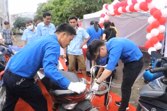 Thay dầu xe máy miễn phí tại chương trình. (Ảnh: Thảo Trang - Tỉnh đoàn Nghệ An).
