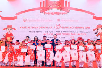 Ban tổ chức trao giải tặng các thí sinh xuất sắc tham dự Chung kết Ngày hội Trạng nguyên nhỏ tuổi.