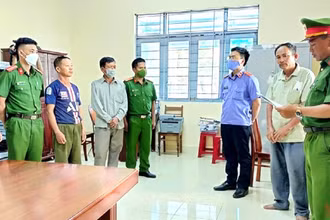 Cơ quan cảnh sát điều tra tống đạt các quyết định khởi tố bị can và bắt giam các đối tượng để điều tra về tội “Hủy hoại rừng”.