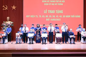 Phó Bí thư Thường trực Thành ủy Hà Nội Nguyễn Thị Tuyến trao Huy hiệu 75 năm tuổi Đảng cho các đảng viên quận Hai Bà Trưng. 