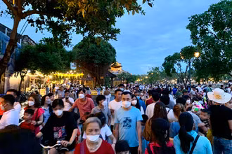 Đông đảo du khách đến tham quan Hội An trong dịp nghỉ lễ 30/4 và 1/5.