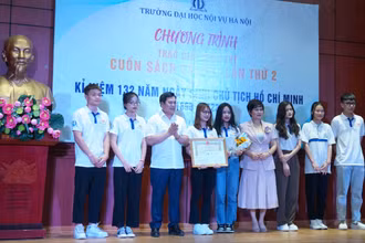 Bà Lê Thanh Huyền, Phó Hiệu trưởng Nhà trường và TS Trịnh Văn Súy, Phó Giám đốc Sở Khoa học và Công nghệ tỉnh Thanh Hóa trao giải cho nhóm sinh viên đoạt giải Nhất.