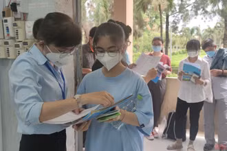 Các thí sinh làm thủ tục vào phòng thi tham gia Kỳ thi đánh giá năng lực đợt 2 năm 2022.