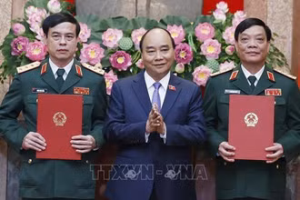 Chủ tịch nước Nguyễn Xuân Phúc, Thống lĩnh các lực lượng vũ trang nhân dân, Chủ tịch Hội đồng Quốc phòng và An ninh trao Quyết định thăng quân hàm từ Trung tướng lên Thượng tướng đối với đồng chí Ngô Minh Tiến và Lương Đình Hồng. (Ảnh: TTXVN)
