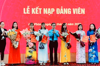 Lễ kết nạp đảng viên cho quần chúng ưu tú của Công ty Tohoku Pioneer Việt Nam. (Ảnh: Quang Dũng)
