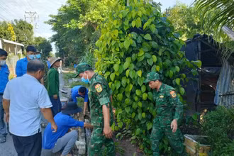 Hỗ trợ người dân vùng nguy cơ sạt lở đến nơi an toàn.