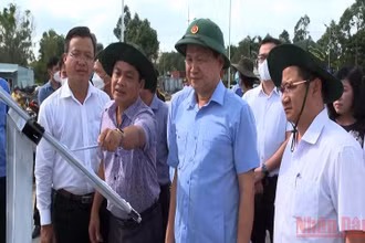Phó Thủ tướng Lê Minh Khái kiểm tra công trình đường nối Cách mạng Tháng Tám với đường tỉnh 918 trên địa bàn TP Cần Thơ. (Ảnh: THANH TÂM)
