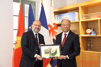 Đại sứ Đinh Toàn Thắng tặng quà lưu niệm cho ông Philippe Pradal, Phó Thị trưởng TP Nice.