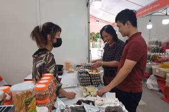 Người tiêu dùng mua sắm các sản phẩm do doanh nghiệp trong nước sản xuất tại Tuần hàng Việt thành phố Hà Nội.