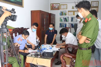 Cơ quan chức năng khám xét phòng làm việc của ông Nguyễn Văn Lành.