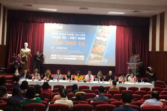 Đại diện các cơ quan văn hóa, ngoại giao các nước châu Âu và Hãng phim Tài liệu và Khoa học Trung ương giới thiệu về phim tham dự Liên hoan phim.