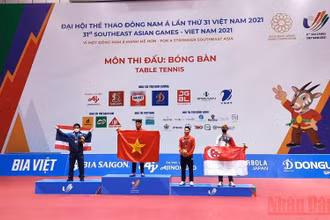 Nguyễn Đức Tuân nhận Huy chương Vàng nội dung đơn nam.