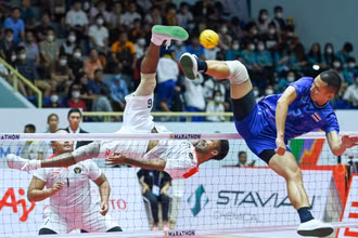 Chiều 17/5, khán giả tại nhà thi đấu Hoàng Mai (Hà Nội) đã được chứng kiến màn tranh tài sôi nổi, quyết liệt cùng những cú vít cầu trên lưới đẹp mắt tại nội dung cầu mây đội tuyển 3 người nam và nữ. (Ảnh: DUY LINH)