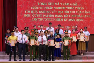 Các đồng chí lãnh đạo tỉnh Hà Giang trao giải cho các cá nhân đạt giải Cuộc thi trắc nghiệm trực tuyến tìm hiểu nghị quyết của Đảng.