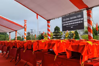 Tổ chức an táng 103 hài chốt liệt sĩ quân tình nguyện và chuyên gia Việt Nam hy sinh trên đất bạn Lào tại Nghĩa trang Liệt sĩ huyện Nghi Lộc.