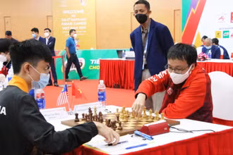 Kỳ thủ Nguyễn Ngọc Trường Sơn giành chiến thắng thuyết phục trước đối thủ đến từ Malaysia ở ván thứ 9. (Ảnh: Quang Thọ)