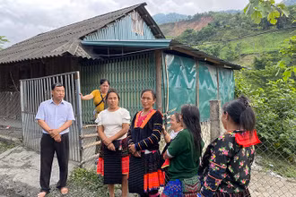 Ông Thào A Phừ, Chủ tịch UBND xã Huổi Lèng vận động người dân bản Huổi Toóng 2 chủ động ứng phó khi thời tiết diễn biến bất thường.