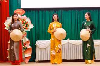 Hoạt động trình diễn áo dài truyền thống.