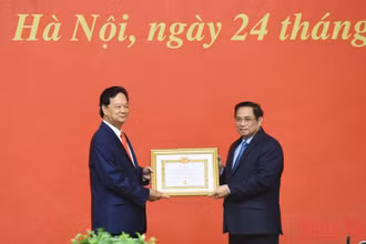 Thay mặt Lãnh đạo Đảng, Nhà nước, Thủ tướng Phạm Minh Chính trao Huy hiệu 55 năm tuổi Đảng tặng đồng chí Nguyễn Tấn Dũng. (Ảnh: TRẦN HẢI)