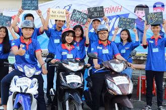 Tình nguyện viên chương trình “Tiếp sức mùa thi” luôn sẵn sàng hỗ trợ thí sinh và người nhà thí sinh.