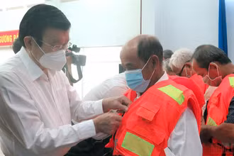 Nguyên Chủ tịch nước Trương Tấn Sang trao áo phao cứu sinh cho ngư dân.