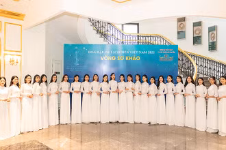 Các thí sinh trước khi bước vào phần thi trình diễn trang phục áo dài ở vòng sơ khảo khu vực miền bắc.