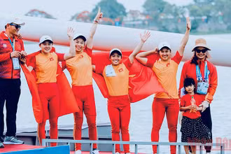 Các vận động viên nữ Việt Nam xuất sắc về nhất nội dung thuyền 4 nữ Canoeing 1000m, đoạt Huy chương Vàng.