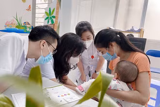Tiến sĩ Nguyễn Việt Hoa khám cho trẻ em bị dị tật tiết niệu sinh dục.