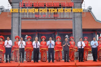 Thủ tướng Phạm Minh Chính và các đại biểu cắt băng khánh thành Khu lưu niệm Chủ tịch Hồ Chí Minh. (Ảnh: Dương Giang/TTXVN)
