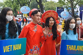 Đoàn viên, thanh niên Việt Nam trong trang phục truyền thống dự Festival. (Ảnh: DUY LINH)