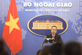 Phó Phát ngôn Bộ Ngoại giao Đoàn Khắc Việt trả lời câu hỏi của phóng viên tại họp báo thường kỳ ngày 12/5. (Ảnh: Bộ Ngoại giao)