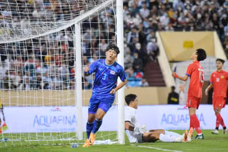 U23 Thái Lan có bàn thắng duy nhất từ tình huống phản lưới nhà của hậu vệ AT (số 16, áo đỏ). (Ảnh: FAT)