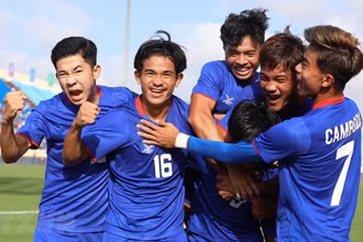 Các cầu thủ U23 Campuchia ăn mừng bàn thắng trong trận gặp U23 Lào chiều 9/5. (Ảnh: TTXVN)