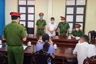 Cơ quan Cảnh sát điều tra tống đạt các quyết định khởi tố bị can đối với Đặng Văn Thuỷ. (Ảnh: LÂN TOÀN)