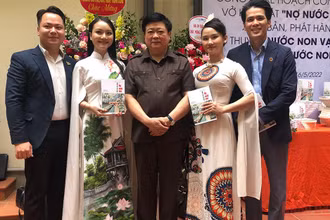 Tác giả, nhà văn, nhà biên kịch Nguyễn Thế Kỷ cùng với các nghệ sĩ tham gia vở diễn.