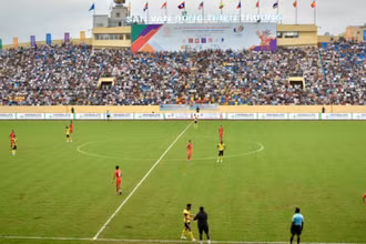 Với 7 điểm sau 3 trận, đội tuyển U23 Malaysia (áo vàng) đã góp mặt tại bán kết bóng đá nam SEA Games 31.
