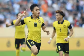 Tiền đạo Luqman Hakim ăn mừng sau khi ghi bàn thắng mở tỷ số cho U23 Malaysia. (Ảnh: 24h.com.vn)