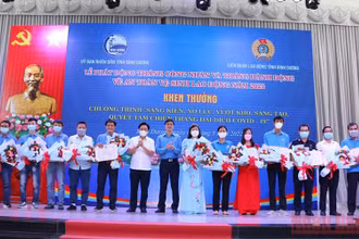 Khen thưởng cá nhân tiêu biểu trong thực hiện Chương trình “Sáng kiến, nỗ lực vượt khó, sáng tạo, quyết tâm chiến thắng đại dịch Covid-19”.